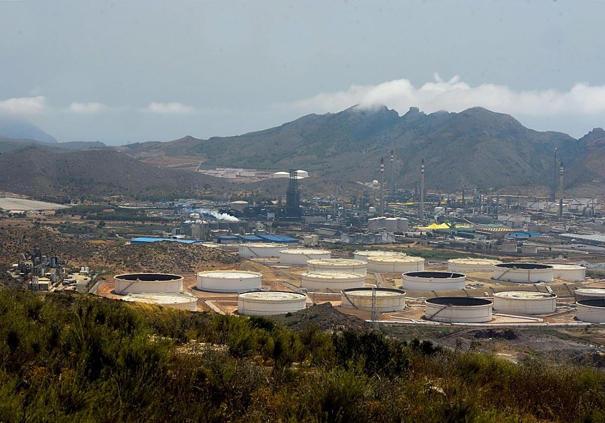 Panorámica del Valle de Escombreras, con los tanques de Repsol y las instalaciones de varias empresas industriales.