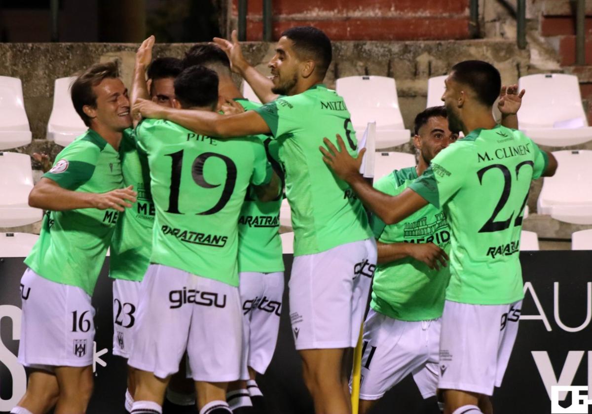 Un triunfo colectivo. Los jugadores del Mérida celebran el 1-0 ante el Algeciras después de una jugada elaborada en los últimos minutos del partido.