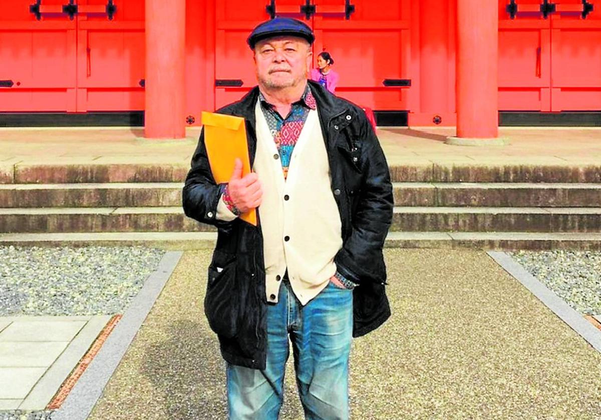 El artista plástico Alfonso Albacete, en el templo japonés de los mil budas.