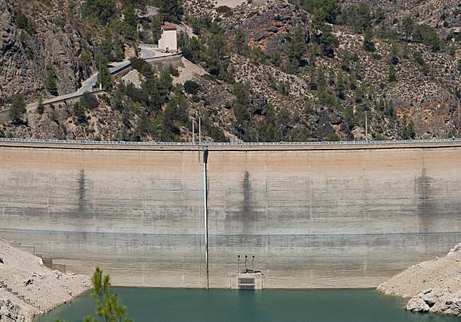 La toma de agua de la presa del pantano de la Fuensanta.