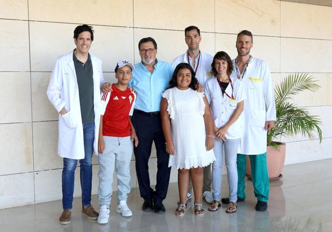 Los profesionales de la Unidad de Cirugía Hepática, con Ahmed y Ainhoa, los dos niños intervenidos. De izquierda a derecha: Víctor López, Ricardo Robles, Álvaro Navarro, Patricia Pastor y Roberto Brusadin.