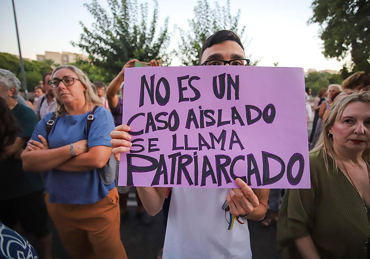En imágenes, protesta en Murcia contra el pacto que permite a siete empresarios eludir penas de prisión por pagar por tener sexo con menores