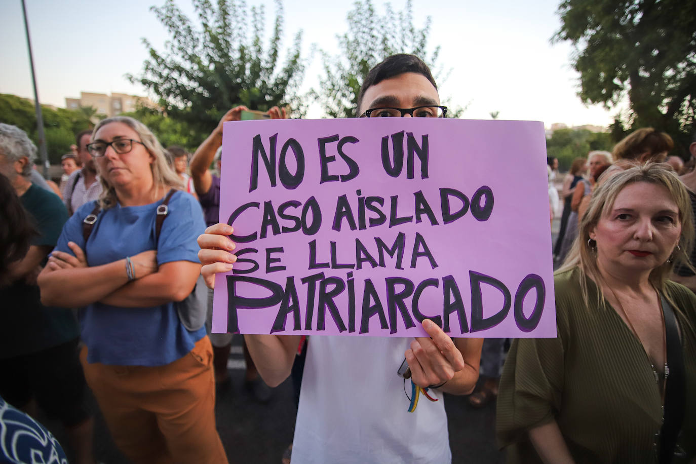 En imágenes, protesta en Murcia contra el pacto que permite a siete empresarios eludir penas de prisión por pagar por tener sexo con menores