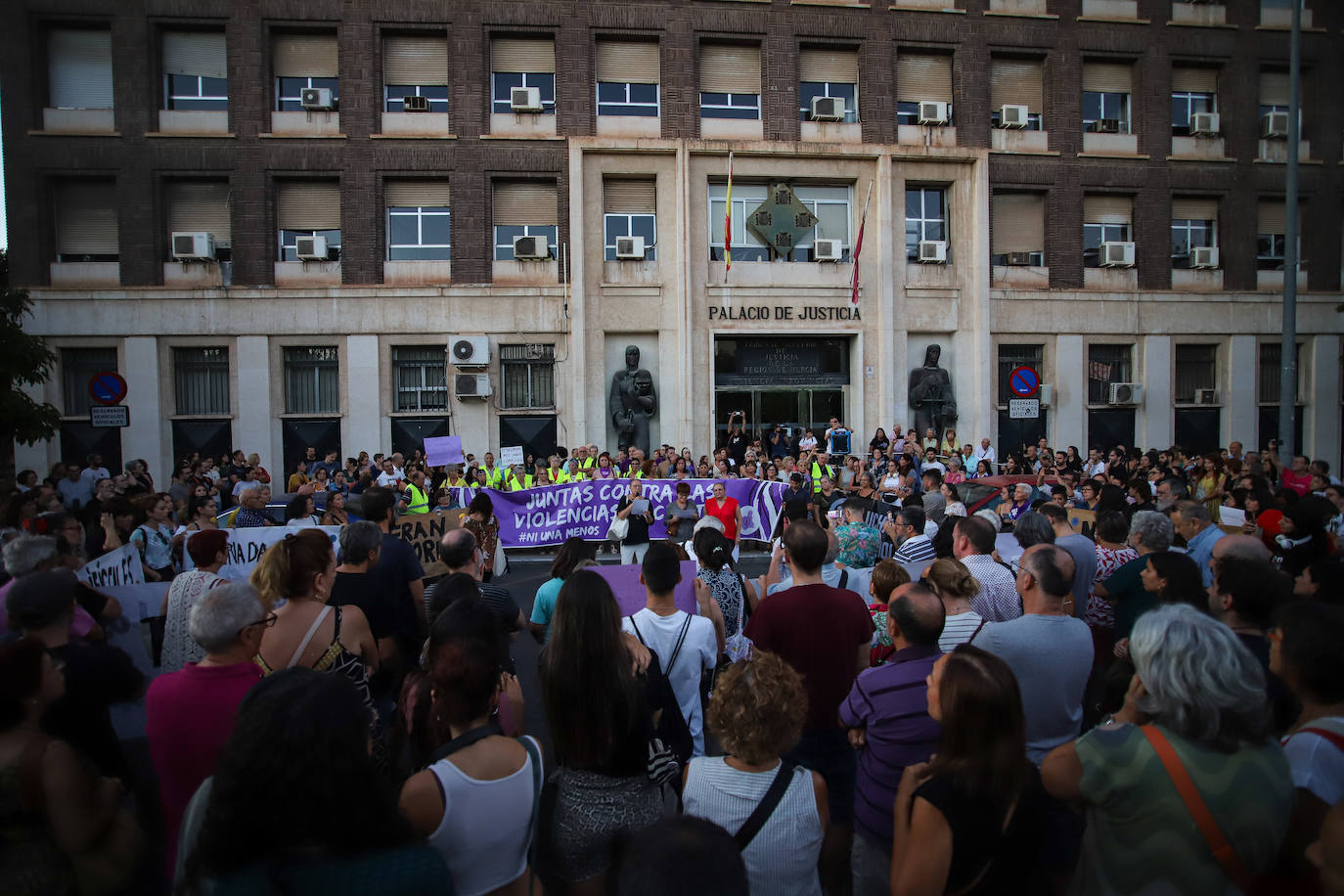 En imágenes, protesta en Murcia contra el pacto que permite a siete empresarios eludir penas de prisión por pagar por tener sexo con menores