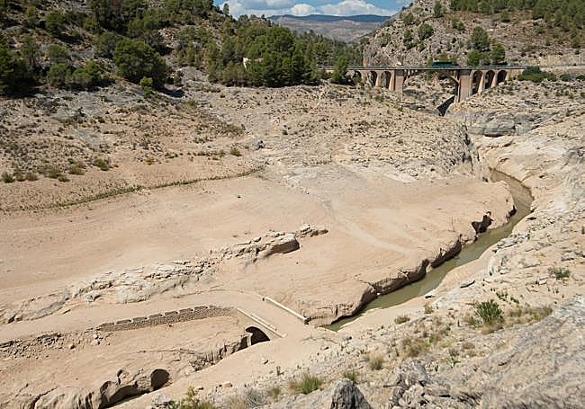 Antiguo puente de la carretera a Yeste (Albacete), al descubierto en el pantano de la Fuensanta.