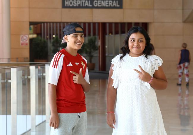 Ahmed, de 14 años, y Ainhoa, de 11, esta semana en el hospital Virgen de la Arrixaca.