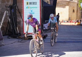 José Manuel Díaz Gallego entra en meta por delante de Valverde, este domingo en el Nacional de gravel.