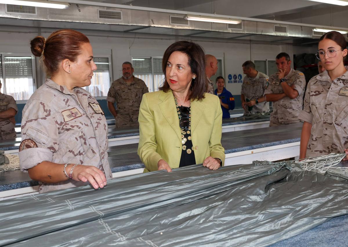 Imagen secundaria 1 - La ministra Margarita Robles (cen.), en su visita a Alcantarilla, este lunes.