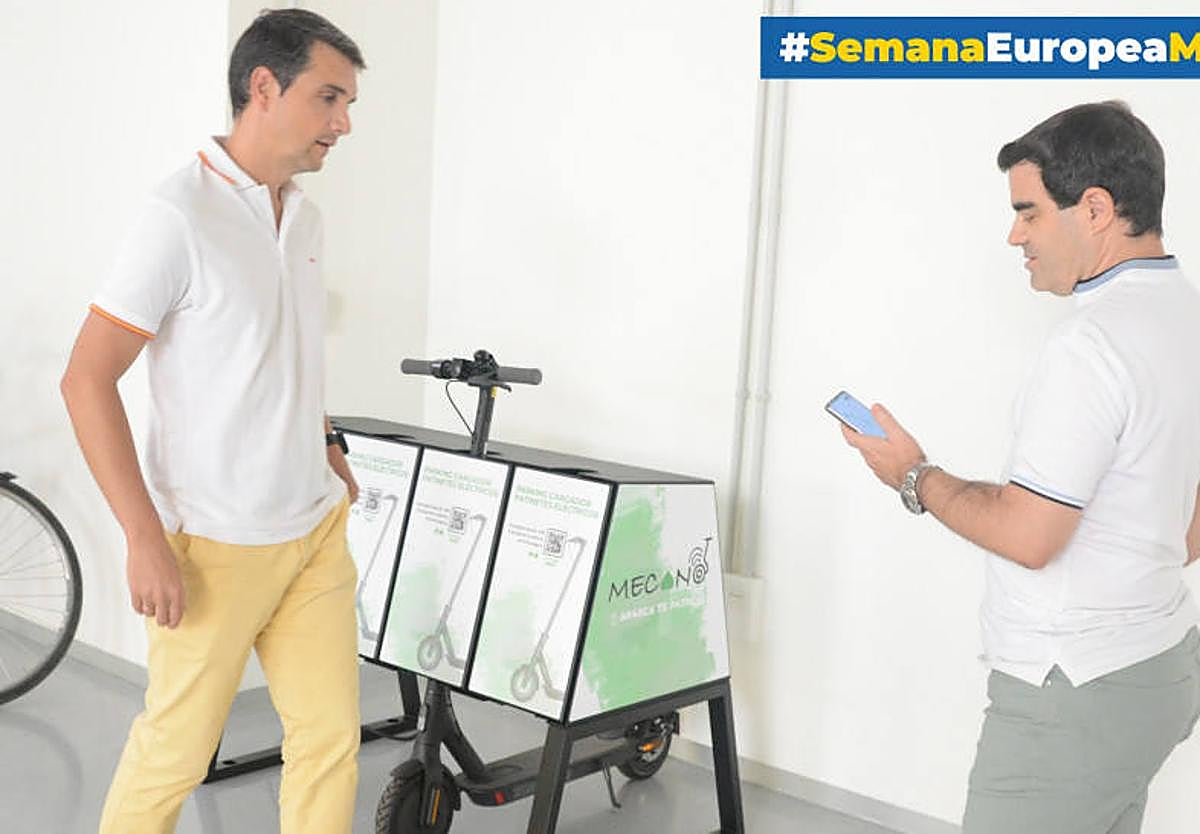 Jesús Rubio y José Santa probando la aplicación para reservar los puntos de carga y estacionamiento seguro.