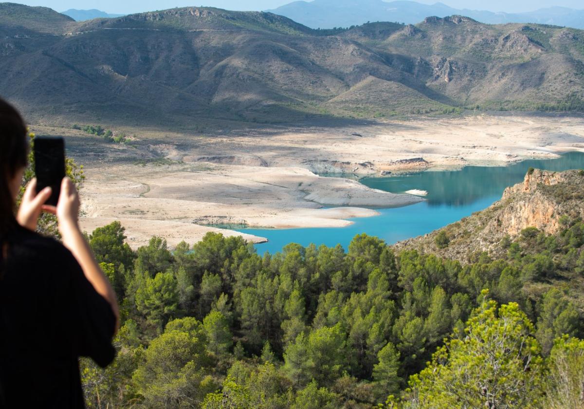Aspecto del tramo central del embalse del Cenajo, en Albacete, la semana pasada. La presa está al 10% de su capacidad total.