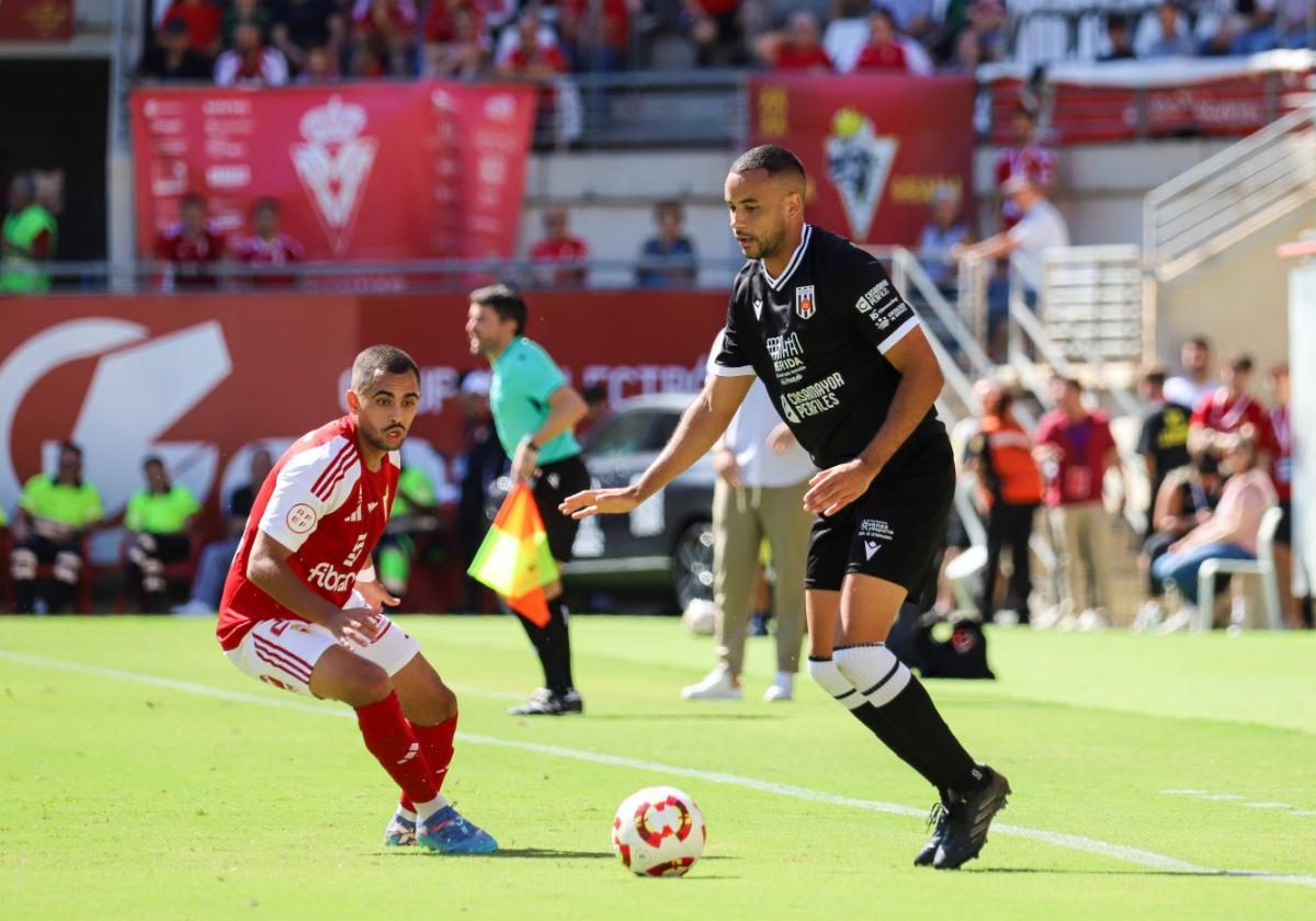 Moha, centrocampista del Real Murcia, vigila a Pablo Ganet, jugador del Mérida.