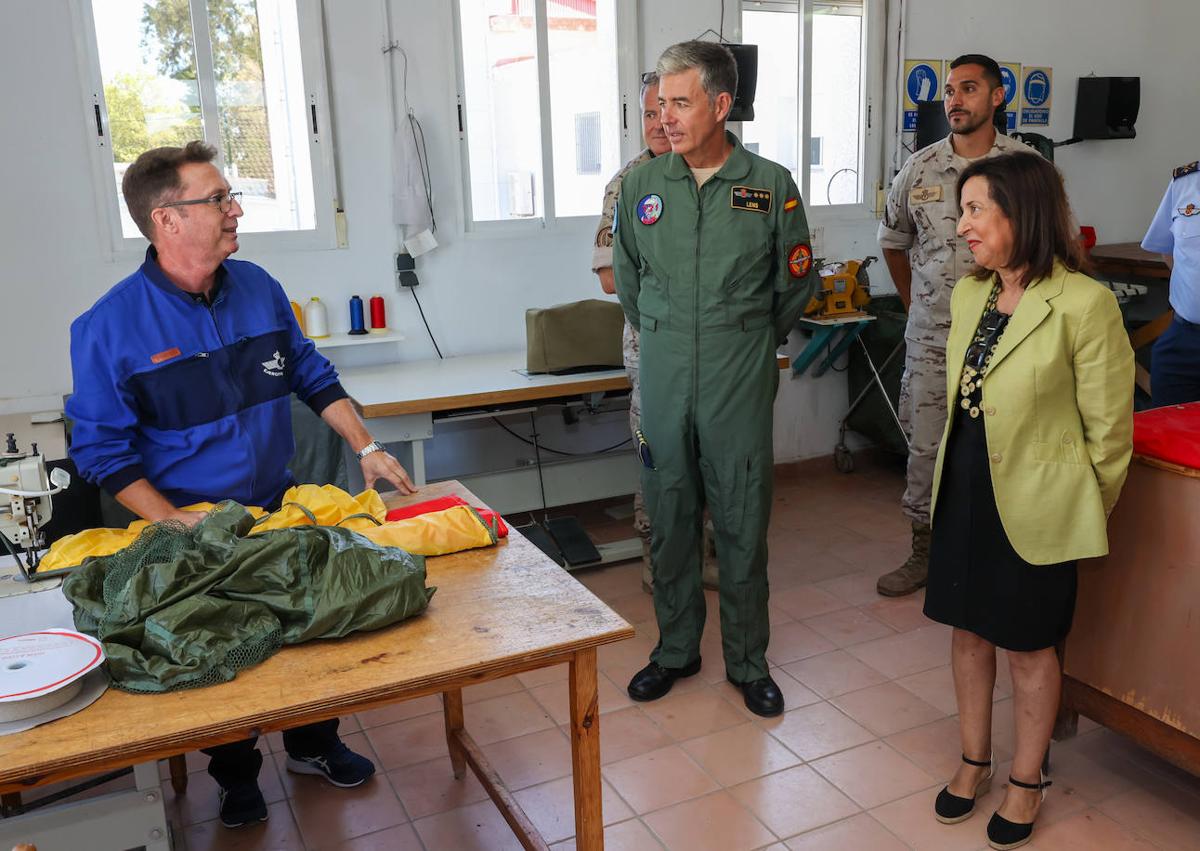 Imagen secundaria 1 - La ministra Margarita Robles (cen.), en su visita a Alcantarilla, este lunes.