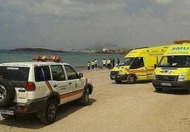 Imagen de archivo de los servicios de emergencias en una playa de Santiago de la Ribera.