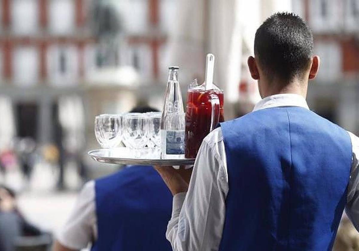 Imagen de archivo de un camarero en una terraza.