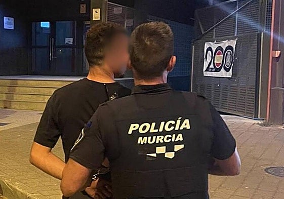 El detenido en el momento de su arresto.