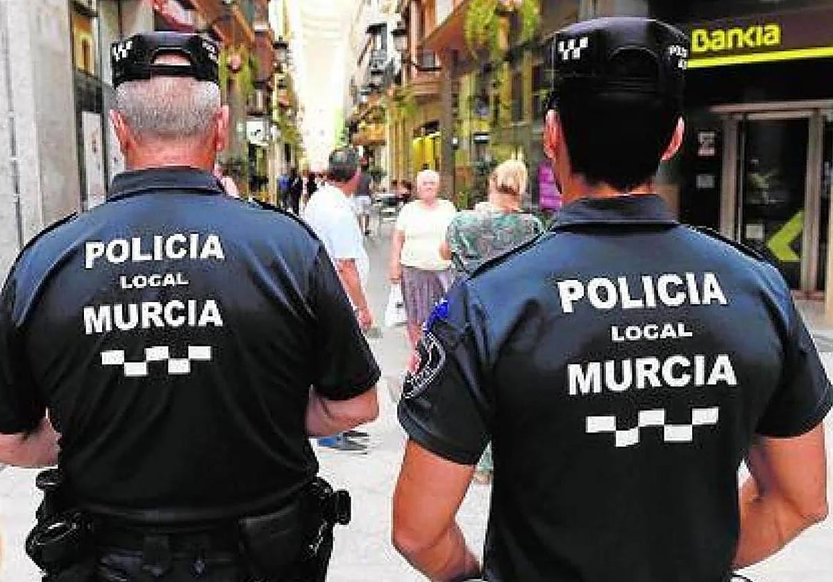 Imagen de archivo de una pareja de la Policía Local de Murcia.