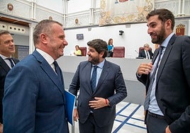 Marcos Ortuño, Joaquín Segado y Fernando López Miras (PP) junto a José Ángel Antelo (Vox) en una imagen de archivo en la Asamblea Regional