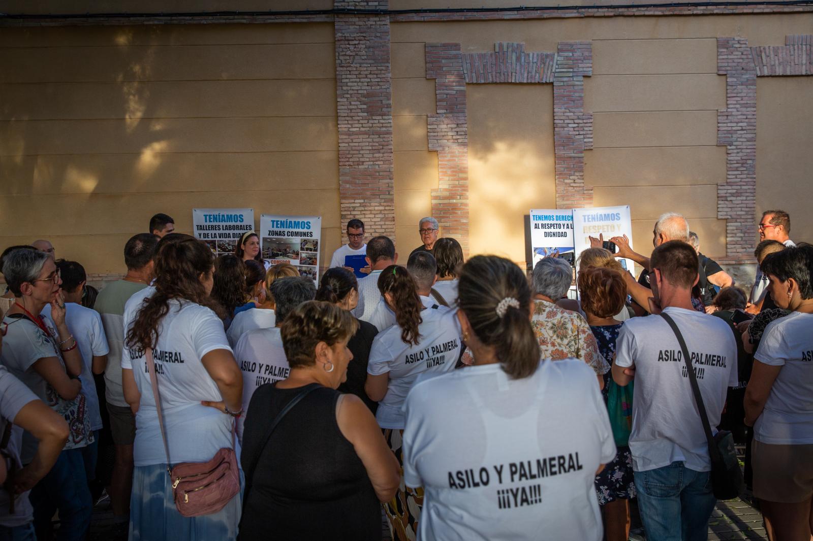 El Centro Oriol se concentra frente al antiguo asilo de Orihuela
