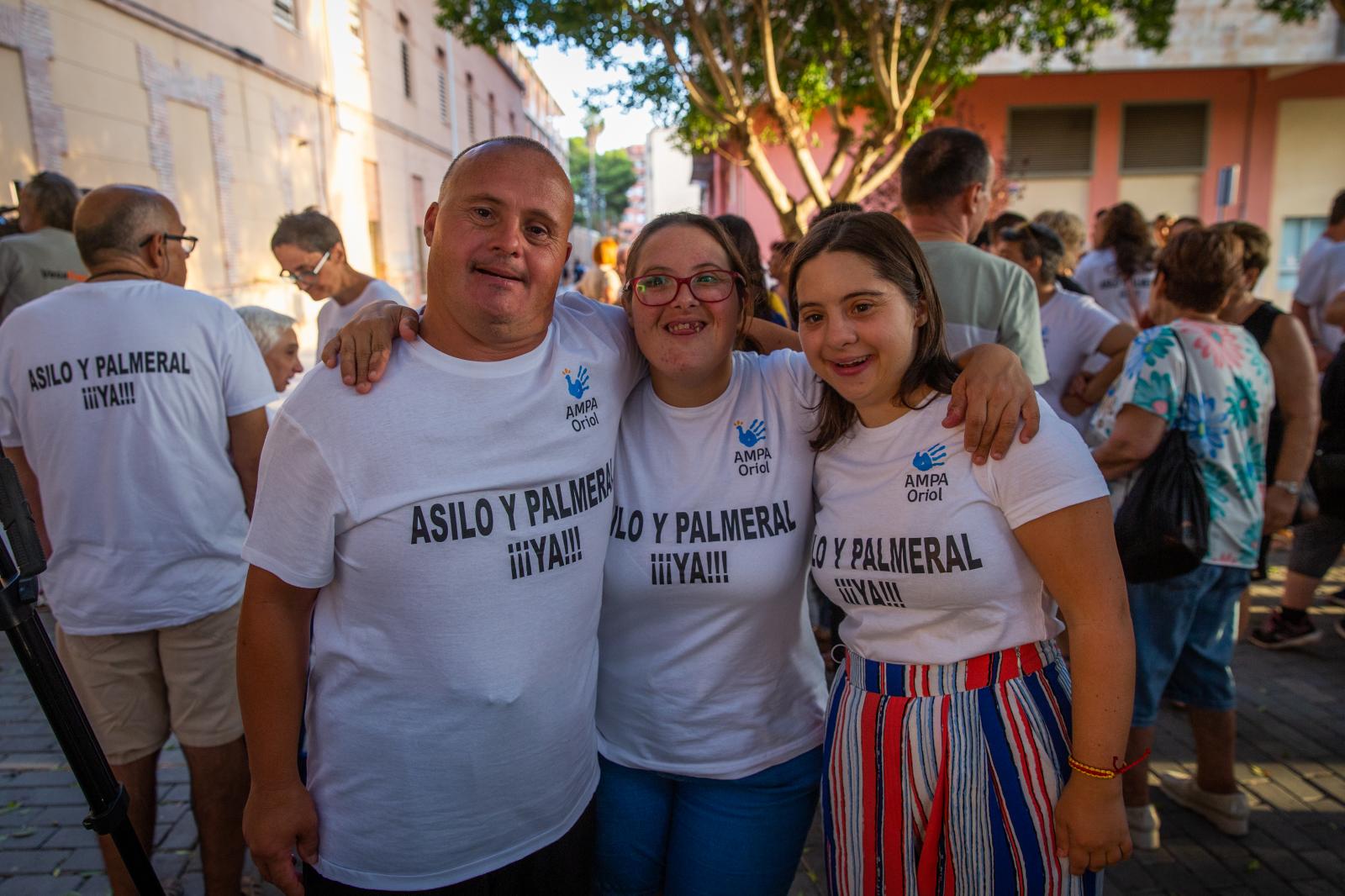 El Centro Oriol se concentra frente al antiguo asilo de Orihuela