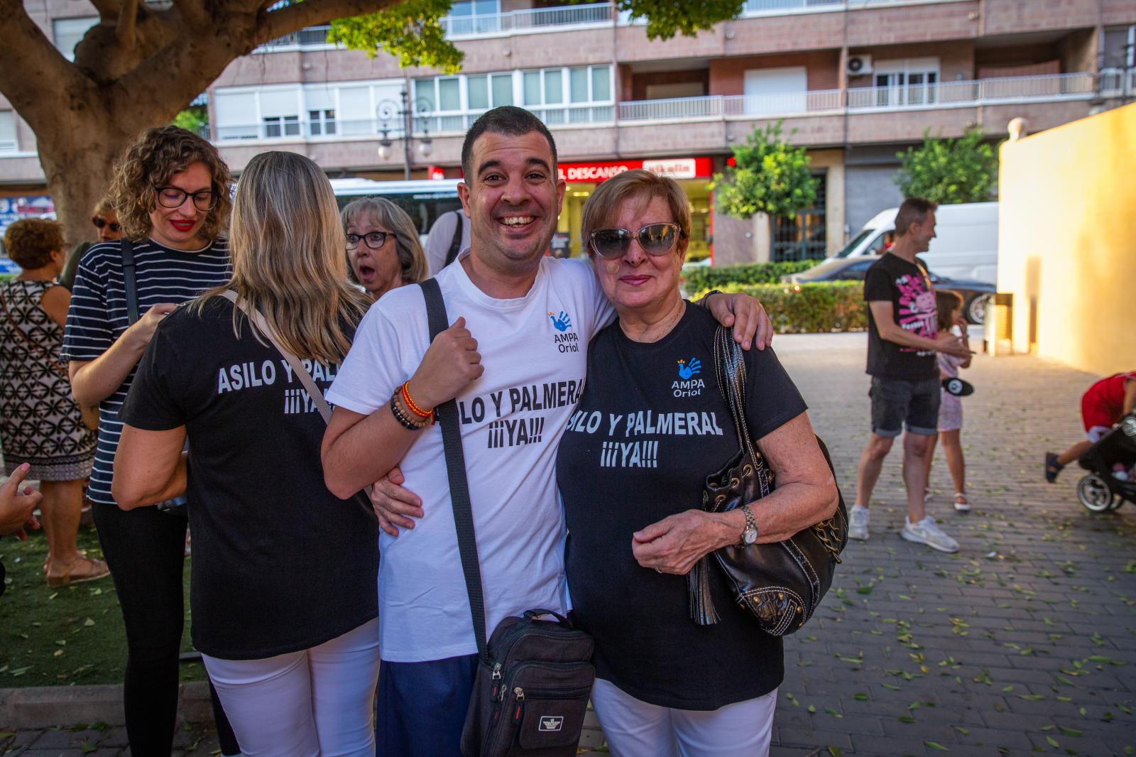 El Centro Oriol se concentra frente al antiguo asilo de Orihuela