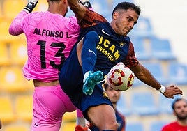 Amin disputa un balón con Alfonso, portero del Estepona.