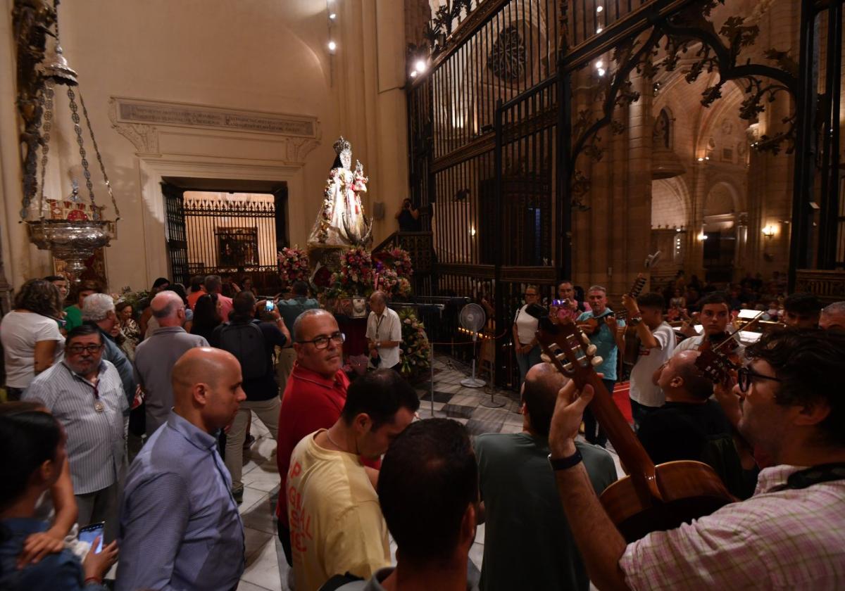 Rondallas de coros y danzas actúan en el altar mayor de la Catedral para la Virgen de la Fuensanta, anoche.