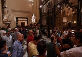 Rondallas de coros y danzas actúan en el altar mayor de la Catedral para la Virgen de la Fuensanta, anoche.