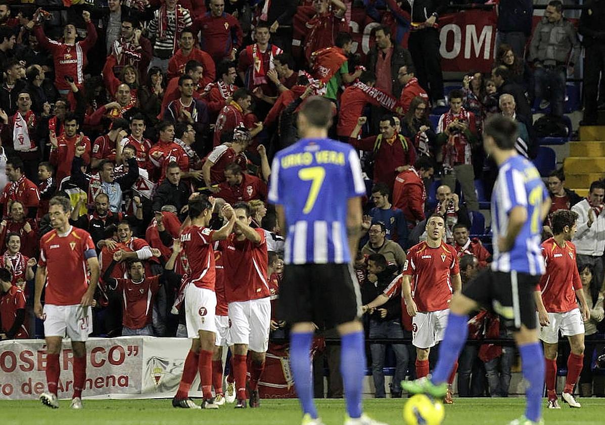 Los jugadores del Real Murcia celebran con sus aficionados el gol de Jorge (0-1) en el derbi de noviembre de 2011 en el Rico Pérez.