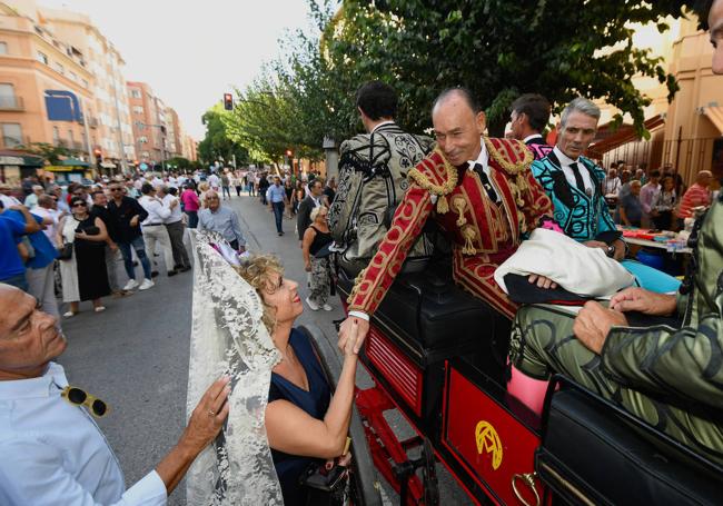 Los diestros llegaron en calesa a la plaza de toros.