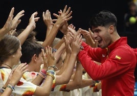 Carlos Alcaraz saluda a unos jóvenes en la Copa Davis.