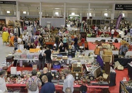 Visitantes en la última edición del Desembalaje de Antigüedades, Almoneda, Retro y Vintage.