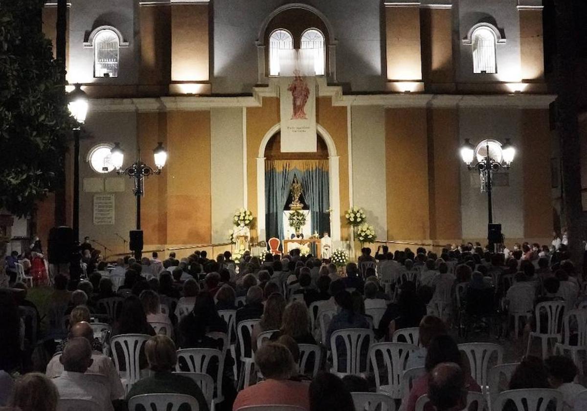 Ofrenda en honor a la Virgen del Rosario.