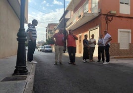 Vista del alcalde y el concejal de Infraestructuras, este miércoles, a la pedanía de San Bartolomé.