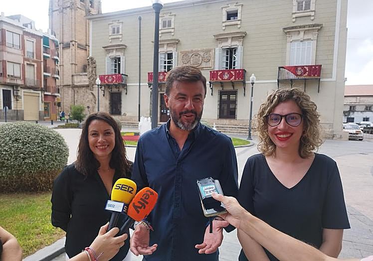 Los portavoces de los tres partidos de la oposición, Carolina Gracia (PSOE), José Aix (Cs) y Leticia Pertegal (Cambiemos), este miércoles, frente al Ayuntamiento.