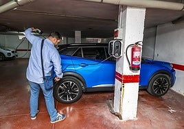 Un afectado por el plan Moves carga su coche en el garaje.