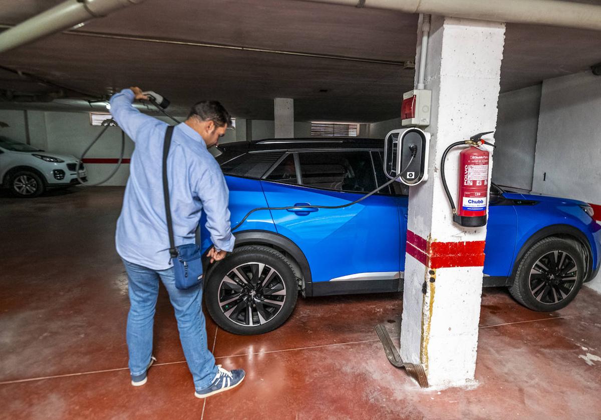 Un afectado por el plan Moves carga su coche en el garaje.