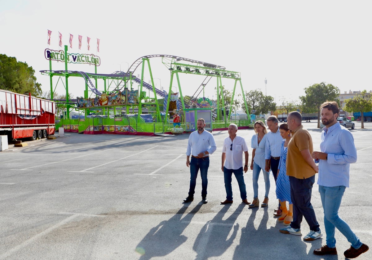 El alcalde (c) y concejales recorren el recinto ferial donde ha comenzado el montaje de las atracciones.