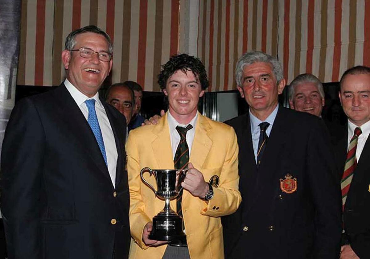 Un joven Rory McIlroy ganador de la Copa Sotogrande 2007, flanqueado por Antonio Martín Urquijo, presidente del Real Club de Golf Sotogrande aquel año, y Gonzaga Escauriaza (d), presidente de la RFEG.