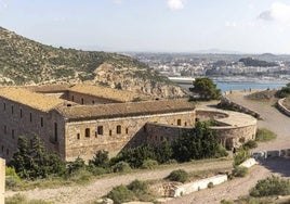 Cuartel de Fajardo, visto desde sus baterías, con el puerto y la ciudad al fondo.