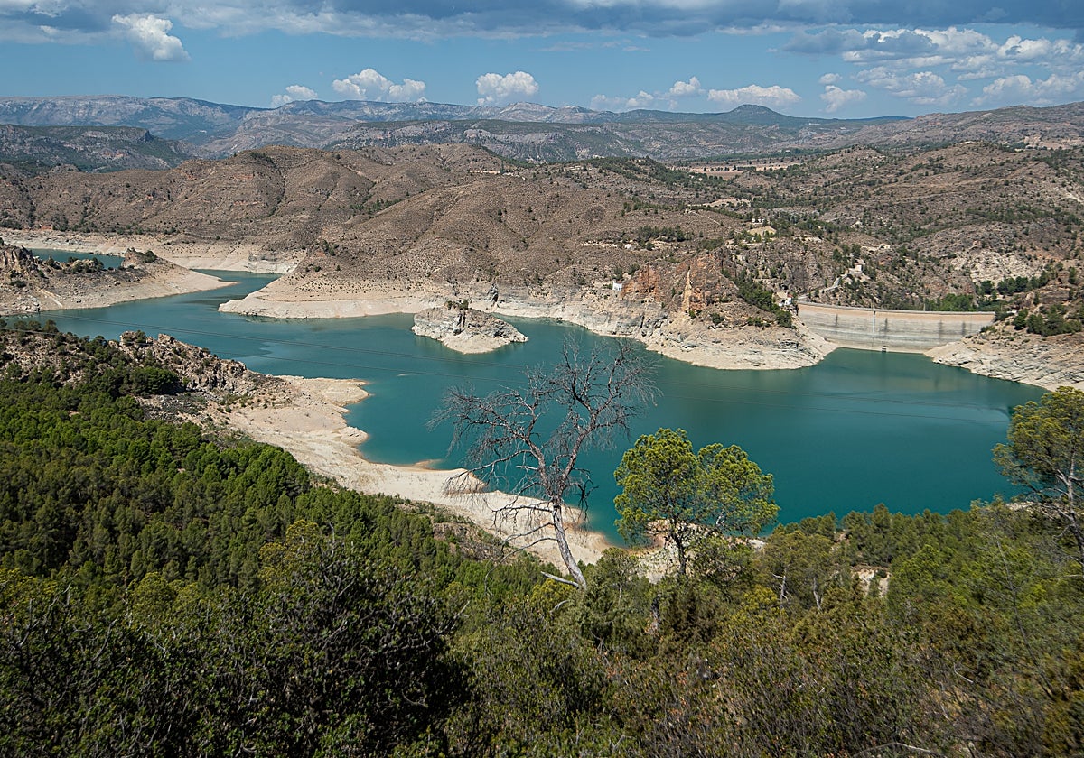 Panorámica del embalse de la Fuensanta, cuyas reservas están al 7,2%.