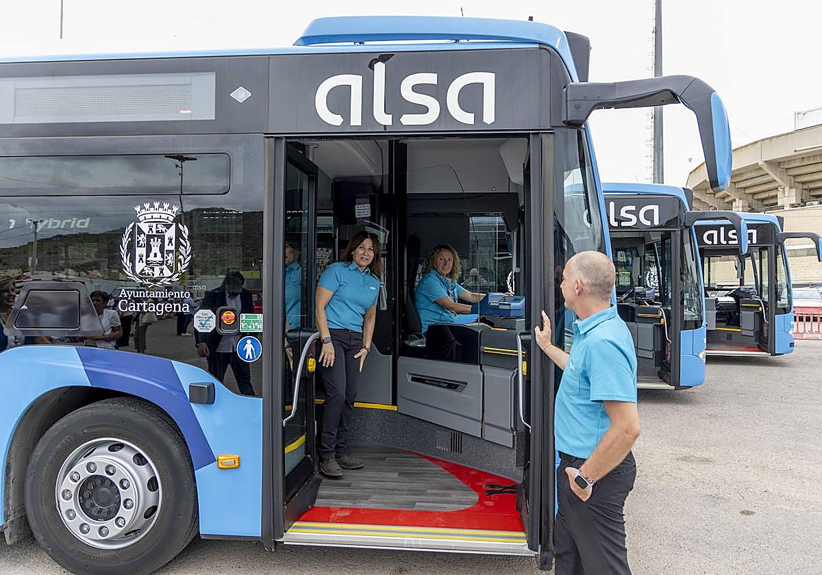 Tres de los nuevos autobuses para la flota municipal, aparcados este jueves en el Cartagonova.