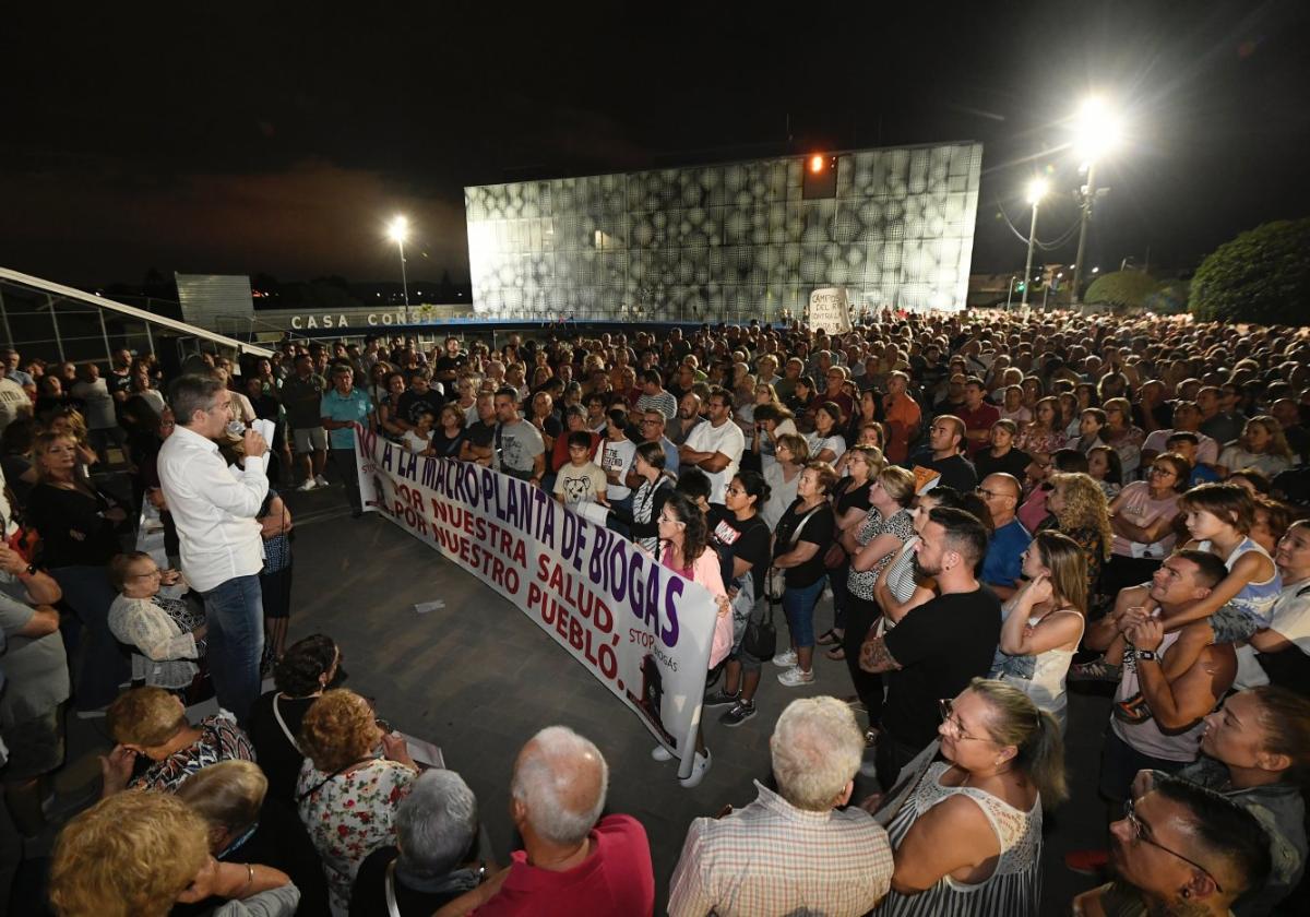 Numerosos manifestantes frente al Ayuntamiento.