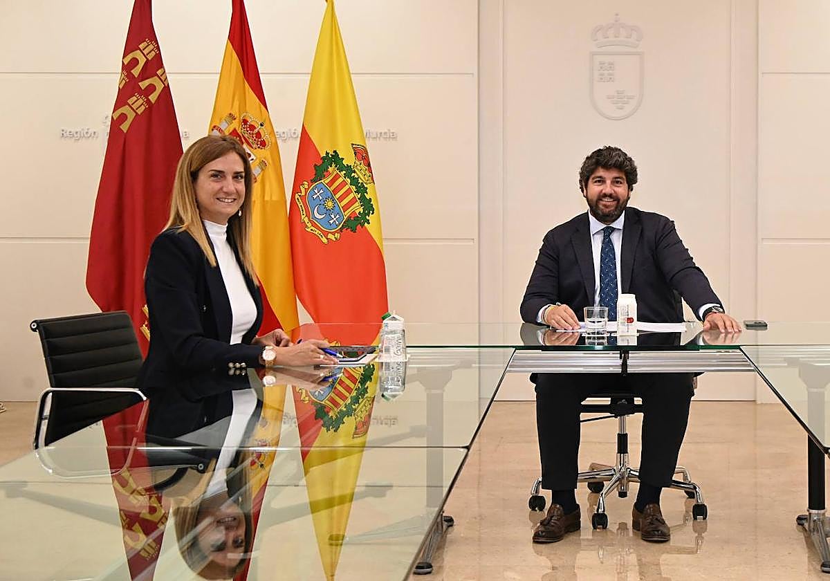 Fernando López Miras junto a Patricia Fernández.