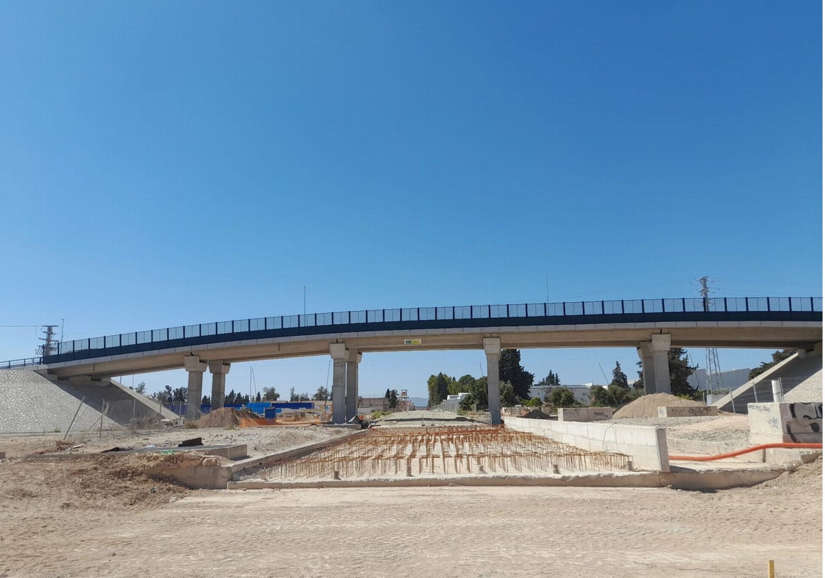 El puente abierto esta mañana al tráfico en Sangonera la Seca sobre el trazado ferroviario.