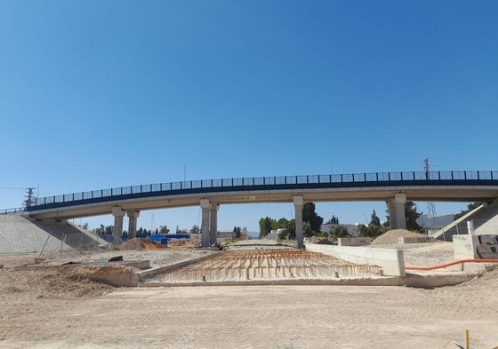 El puente abierto esta mañana al tráfico en Sangonera la Seca sobre el trazado ferroviario.