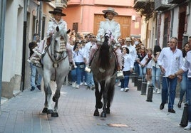 Las Amazonas abriendo el cortejo caballista de la Romería de 2023.