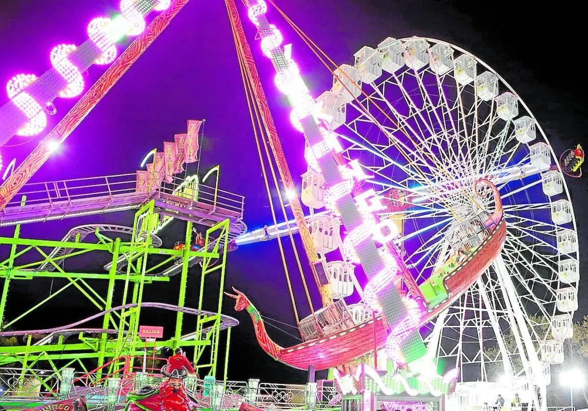 Atracciones del recinto ferial del Huerto de la Rueda con la noria panorámica de 35 metros de altura, este viernes por la noche.