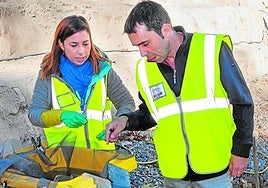 Los investigadores Mireia Celma y Jorge Alejandro Eiroa en el conjunto arqueológico de San Esteban, en la ciudad de Murcia, ensayando su prototipo de máquina de flotación.