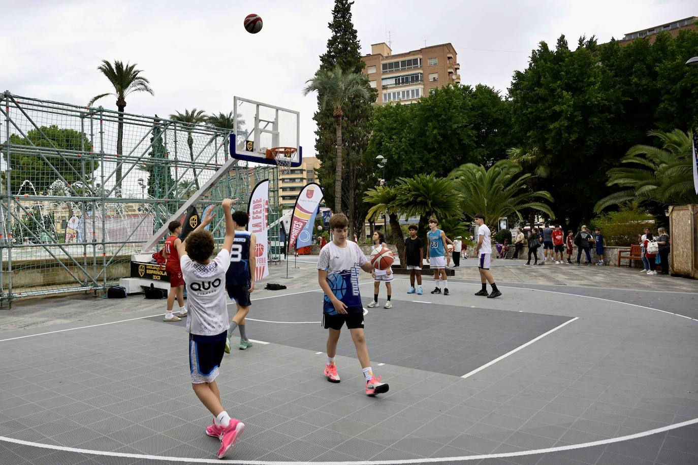 La lluvia matinal da un respiro y no impide que jóvenes y familias se &#039;empapen&#039; de baloncesto en Murcia