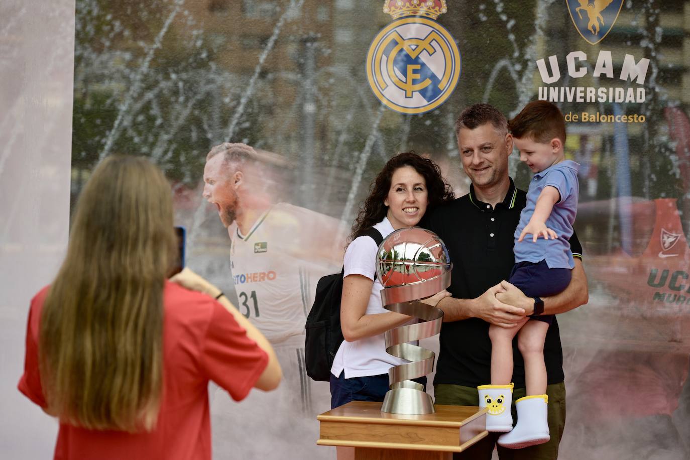 La lluvia matinal da un respiro y no impide que jóvenes y familias se &#039;empapen&#039; de baloncesto en Murcia